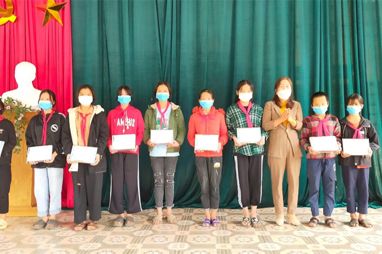 Ngày 11 tháng 12 năm 2021 cô giáo: Phạm Thị Hải Châu tham gia đoàn thiện nguyện tặng quà cho HS trường PTDTBT THCS Tân Minh - H. Đà Bắc - T. Hòa Bình