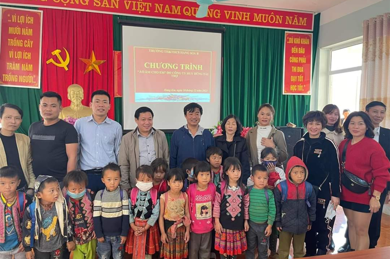 Cô giáo: Trần Thị Phương - TT Tổ Toán Tin- Ngoại ngữ tham gia đoàn thiện nguyện tặng quà cho HS tại xã Hang- Kia- H. Mai Châu- T. Hòa Bình