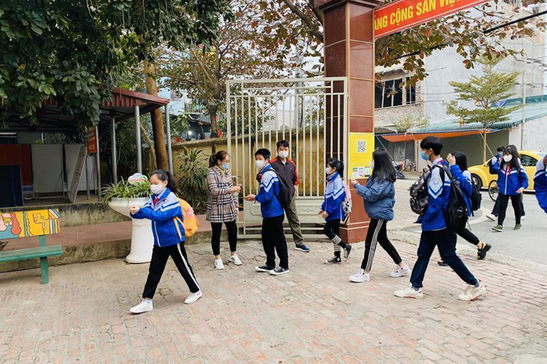 Thầy và trò trường THCS Lê Qúy Đôn thực hiên nghiêm túc nguyên tắc 5K.