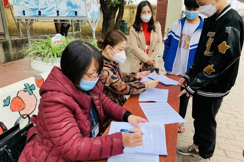 GV hướng dẫn HS điền thông tin cần thiết vào phiếu tiêm chủng.