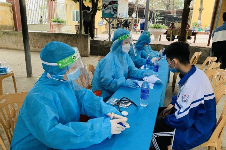 Trước khi thực hiện tiêm vắc xin, các em học sinh được khám, tư vấn sàng lọc, đảm bảo quy trình tiêm.