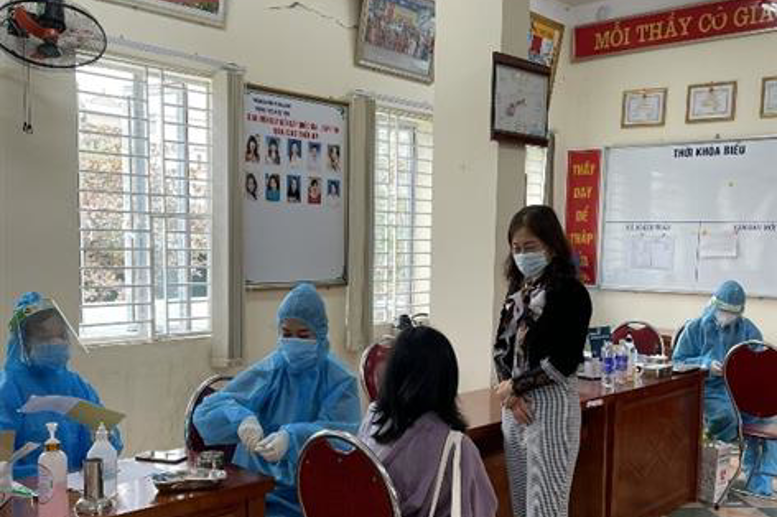 Cô giáo Phạm Thị Hải Châu – Hiệu trưởng Trường THCS Lê Quý Đôn, kiểm tra công tác thực hiện tiêm vắc xin.