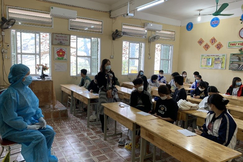 Cô giáo Phạm Thị Hải Châu – Hiệu trưởng Trường THCS Lê Quý Đôn, hỏi thăm tình hình sức khỏe của HS tại phòng theo dõi sau tiêm