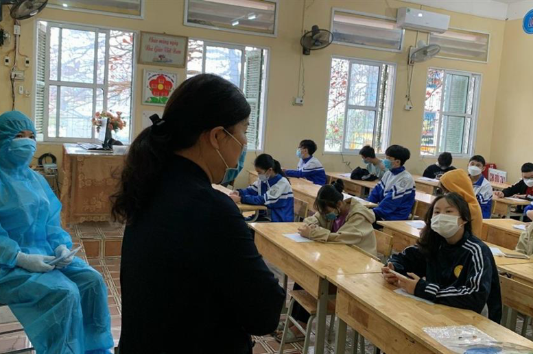 Đồng chí Kim Thị Hồng – Phó trưởng phòng Giáo dục và Đào tạo Thành phố Hòa Bình kiểm tra công tác chuẩn bị trước và trong khi tiêm vắc xin của nhà trường.