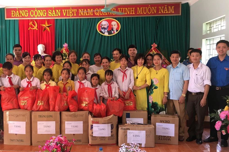 Trường THCS Lê Quý Đôn tặng quà cho HS tại xã Tân Thành huyện Mai Châu tỉnh Hòa Bình