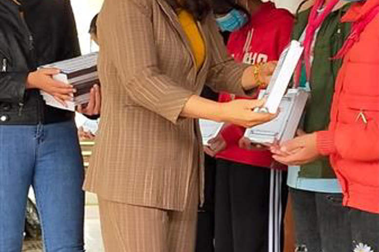 Cô giáo - Hiệu trưởng nhà trường trao quà cho học sinh trường PTDTBT THCS Tân Minh - Đà Bắc