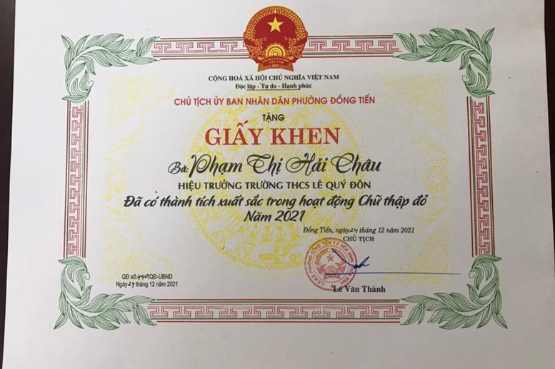 UBND phường Đồng Tiến tặng giấy khen cho Cô giáo Phạm Thị Hải Châu - Hiệu trưởng Trường THCS LQĐ đã có thành tích xuất sắc trong hoạt động chữ thập đỏ năm 2021