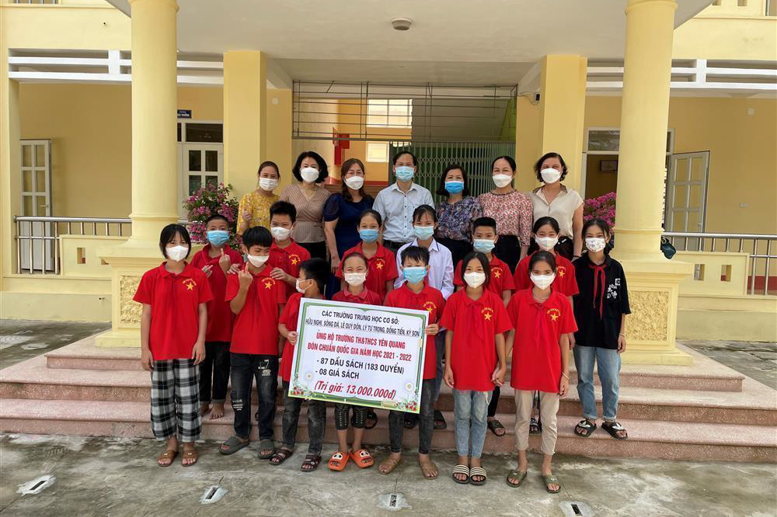 Cụm thi đua các trường THCS: THCS Lê Quý Đôn, Hữu Nghị, Lý Tự Trọng, Đồng Tiến, Kỳ Sơn ủng hộ sách cho trường TH & THCS Yên Quang.