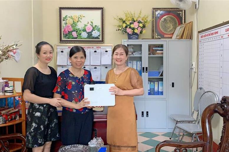 Trường THCS LQĐ tặng máy chiếu cho Trường TH&THCS Hòa Bình