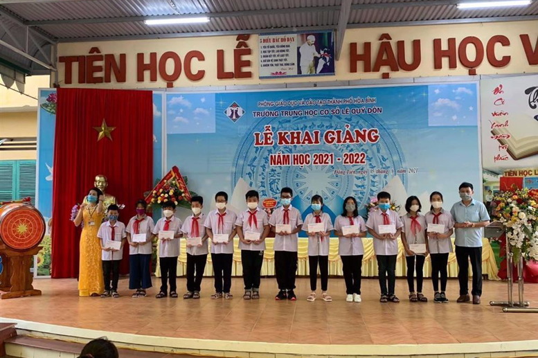 Cô giáo Phạm Thị Thu Hằng - Phó hiệu trưởng và Bác Nguyễn Văn Duấn-Trưởng ban ĐDCMHS tặng quà cho học sinh có hoàn cảnh khó khăn trong nhà trường.