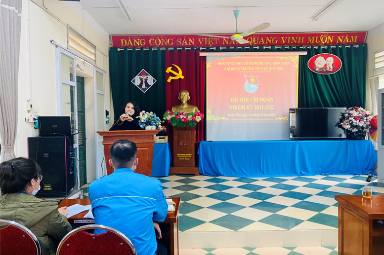 Đồng chí Phạm Thị Thu Hằng – Phó bí thư Chi bộ Trường THCS Lê Quý Đôn giao nhiệm vụ cho Ban chấp hành chi đoàn nhiệm kì mới