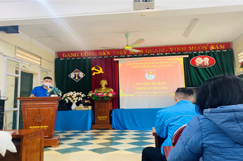 Đồng chí Bùi Huy Hoàng trình bày tham luận tại Đại hội