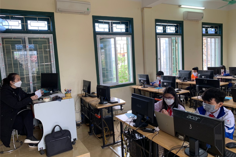 Học sinh làm bài thi nghiêm túc và đảm bảo nghiêm túc các nguyên tắc phòng, chống dịch bệnh Covid 19