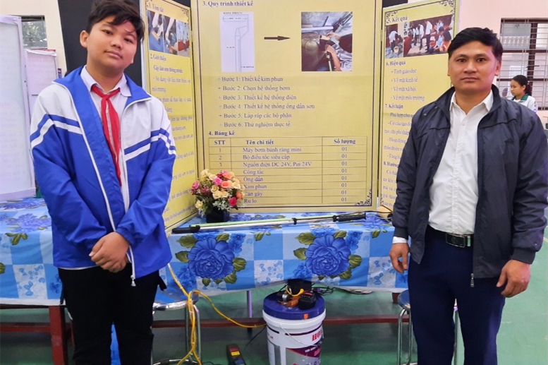 Thầy giáo Đặng Thanh Trường và em Đỗ Duy Minh với dự án “Gậy lăn sơn thông minh”