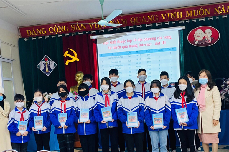 Cô giáo Phạm Thị Hải Châu – Hiệu trưởng nhà trường và cô giáo Phạm Thị Thu Hằng – Phó Hiệu trưởng nhà trường tặng thưởng cho học sinh thuộc top 10 địa phương các vòng tự luyện qua mạng Internet – đợt III, năm học 2021-2022