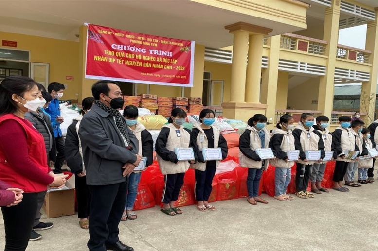 Đồng chí Lê Văn Thành - Chủ tịch UBND phường Đồng Tiến phát biểu động viên, chia sẻ với bà con nghèo xã Độc Lập