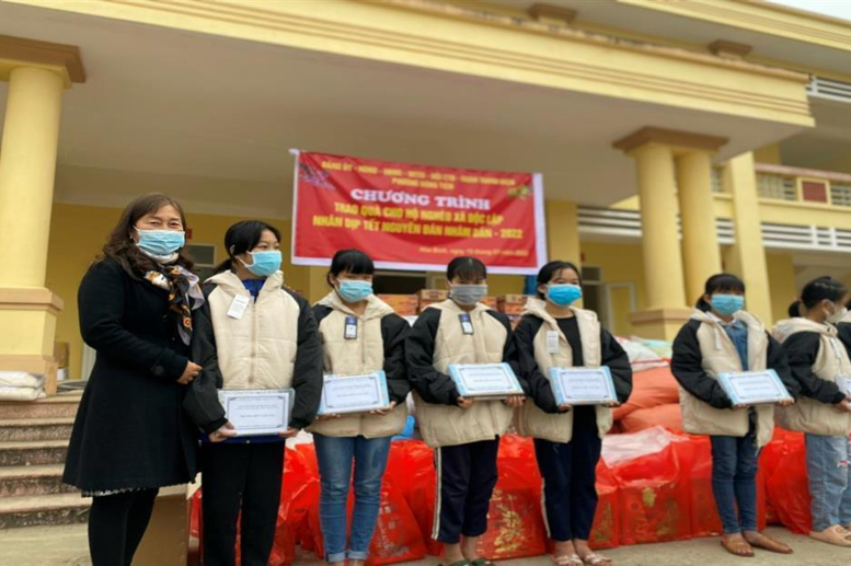 Cô giáo Phạm Thị Hải Châu cùng các em học sinh vùng cao xã Độc Lập