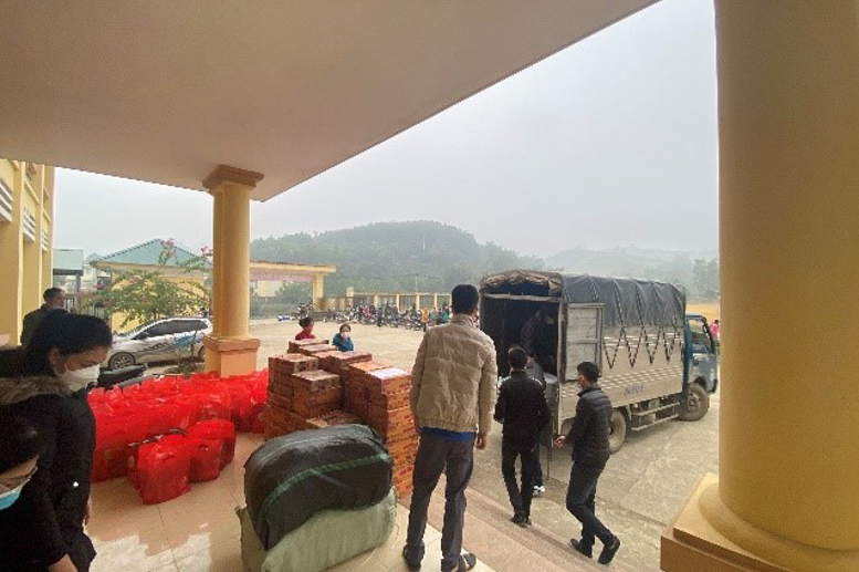       Sự đoàn kết, chung tay giúp đỡ bà con xã Độc Lập của các tổ chức, đoàn thể