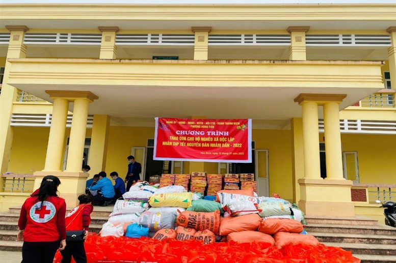 Hội Chữ thập đỏ phường Đồng Tiến chung tay, sẻ chia với các hộ nghèo xã Độc Lập
