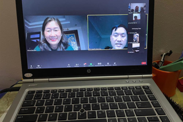 Ban giám hiệu nhà trường trao đổi với các bậc HHS