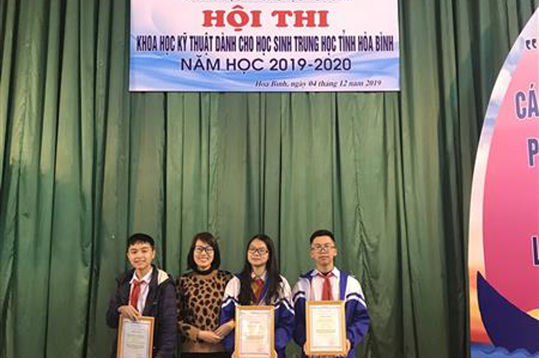 Cô giáo hướng dẫn Bùi Thị Xuân và các em học sinh