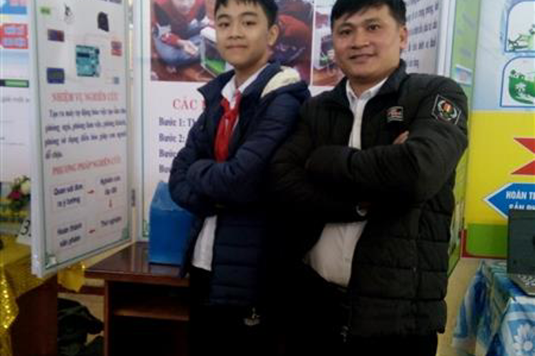 Thầy giáo hướng dẫn Đặng Thanh Trường và em Phạm Đình Tuấn Phong lớp 8a4