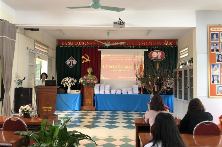 Cô giáo Phạm Thị Thu Hằng- Phó bí thư Chi bộ, Phó Hiệu trưởng nhà trường khai mạc buổi lễ