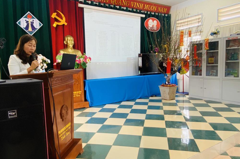 Cô giáo Phạm Thị Hải Châu- Bí thư Chi bộ, Hiệu trưởng nhà trường phát biểu tại buổi lễ