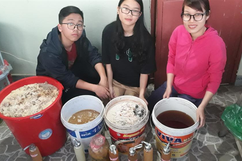 Cô giáo hướng dẫn Bùi Thị Xuân và 2 học sinh lớp 8a2: Phạm Ngọc Linh và Bùi Quang Minh