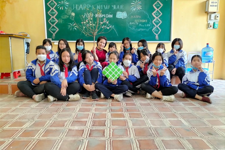 Trao thưởng học sinh tiên tiến, học sinh vượt trội, chụp ảnh kỉ niệm tại các lớp học