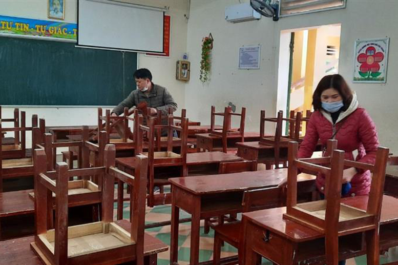 Thầy cô vệ sinh lớp học đón các em HS quay trở lại trường sau kỳ nghỉ Tết