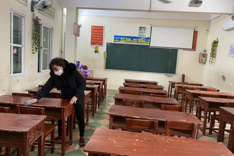 Thầy cô vệ sinh lớp học đón các em HS quay trở lại trường sau kỳ nghỉ Tết