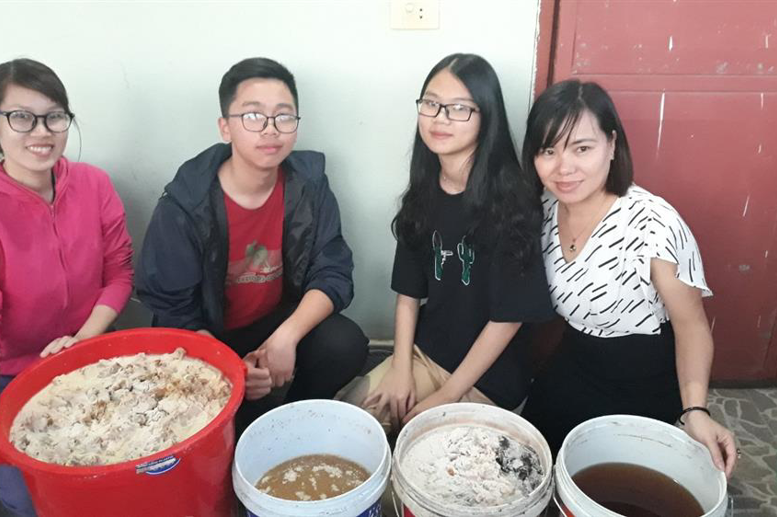 Cô giáo Hoàng Hương và cô Bùi Thị Xuân và các em học sinh