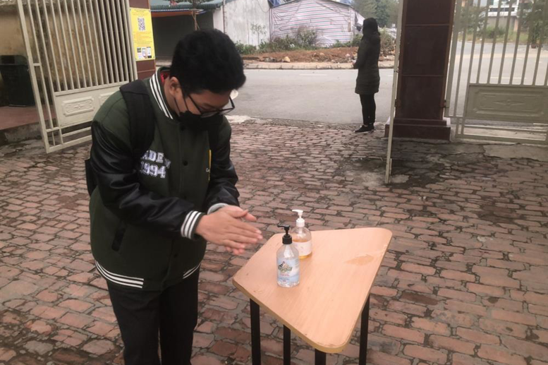 Dung dịch sát khuẩn được chuẩn bị đầy đủ ở nhiều vị trí thuận tiện