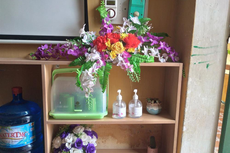 Dung dịch sát khuẩn được chuẩn bị đầy đủ ở nhiều vị trí thuận tiện