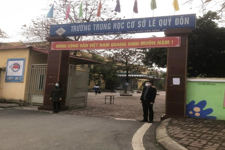 Đoàn viên giáo viên đang trực cổng trường