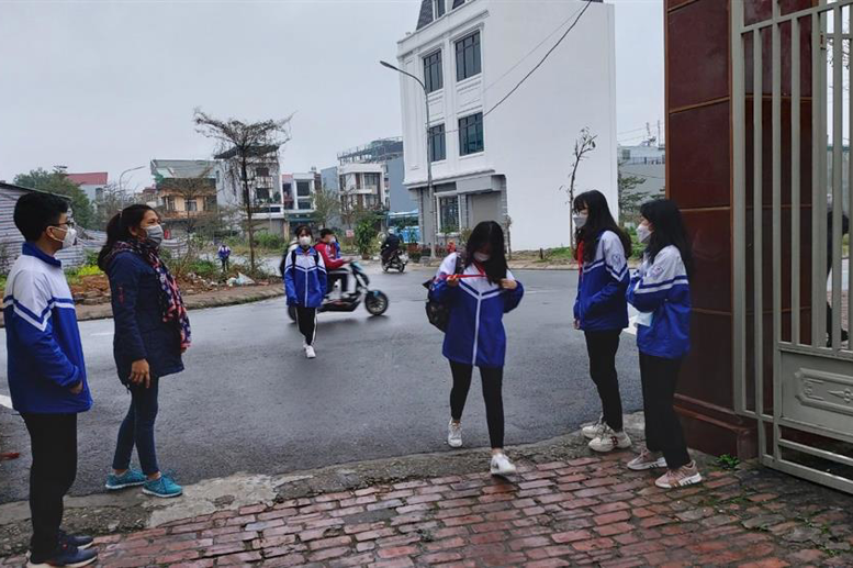 Đoàn viên giáo viên đang trực cổng trường