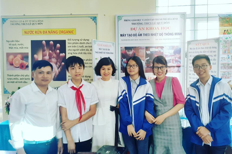 Cô giáo Phạm Thị Thu Hằng- Phó Hiệu trưởng nhà trường cùng thầy và trò nhà trường