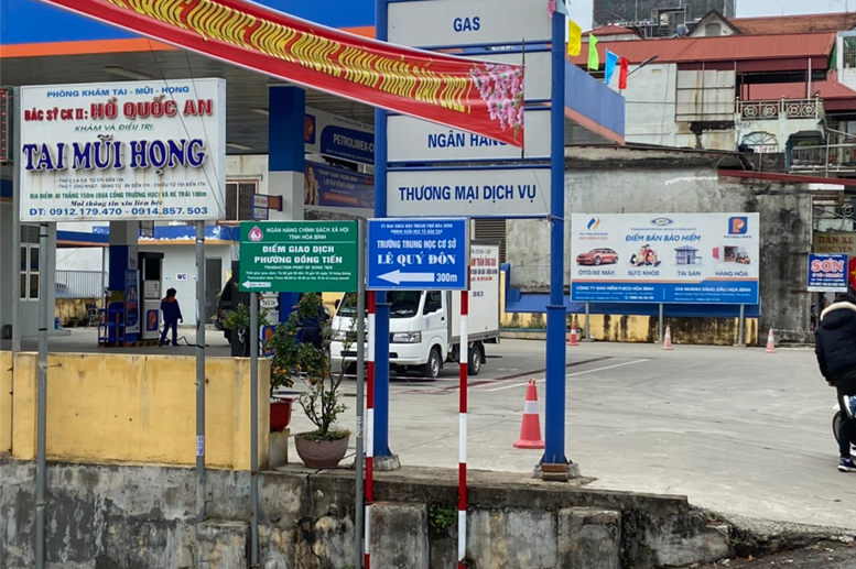 Biển chỉ đường tới trường tại đầu đường Nguyễn Trãi, trên đường Cù Chính Lan