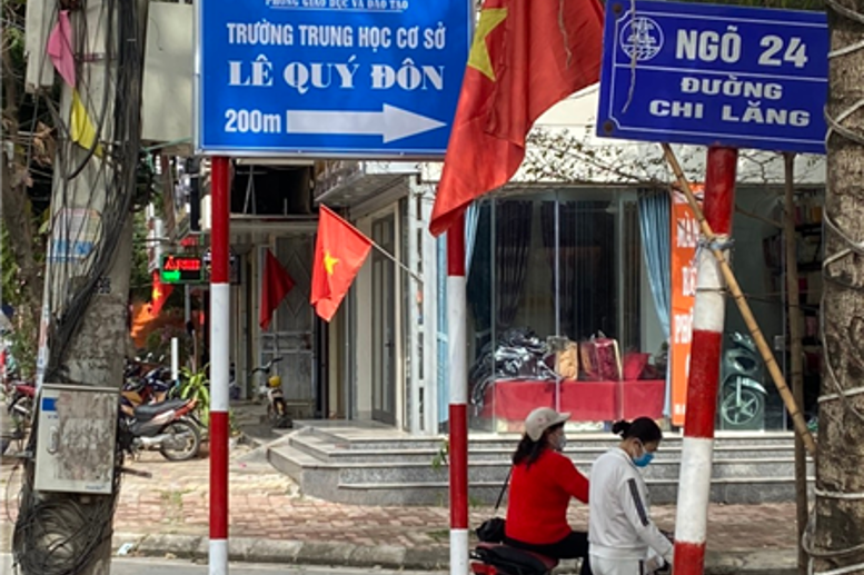 Biển chỉ đường tới trường tại đầu ngõ 24 đường Chi Lăng