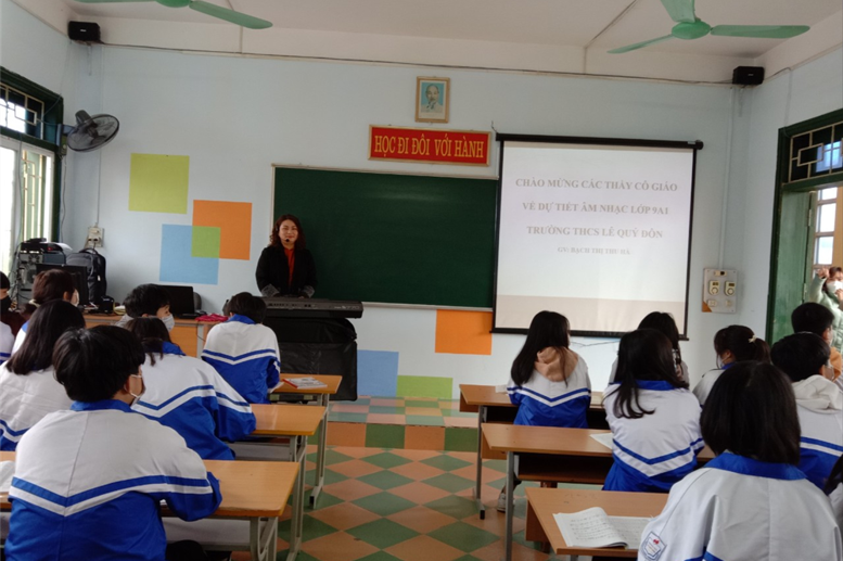 Cô Bạch Thị Thu Hà, GV môn Âm nhạc dự thi GV dạy giỏi cấp tỉnh.