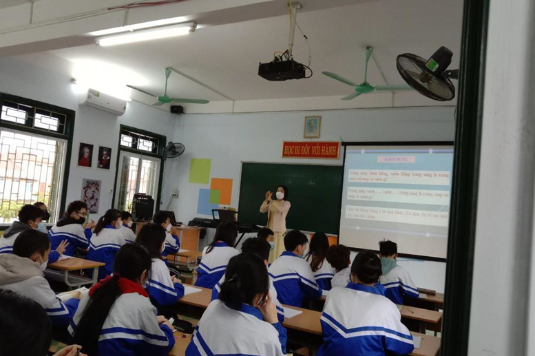 Cô giáo về tham dự hội thi GVDG cấp tỉnh môn Âm nhạc tại trường THCS Lê Qúy Đôn.