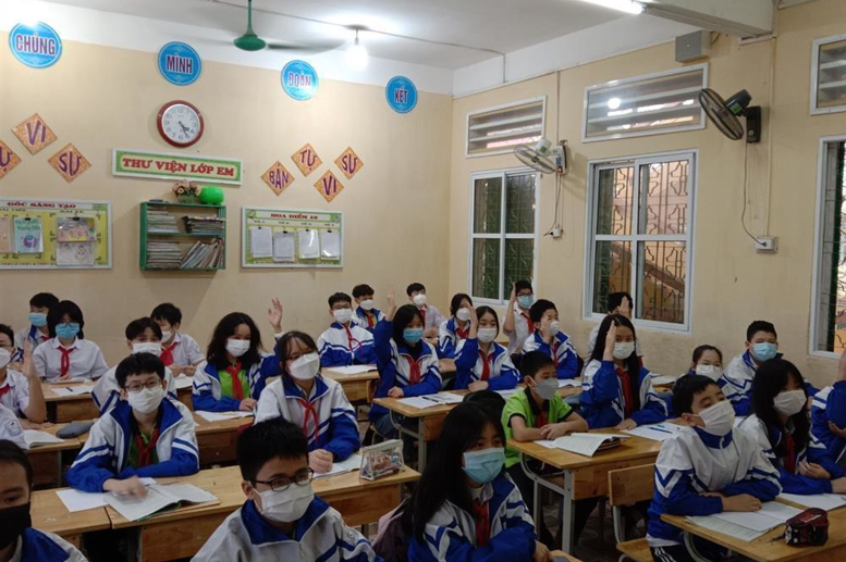 Học sinh hăng hái phát biểu giơ tay, xây dựng bài.